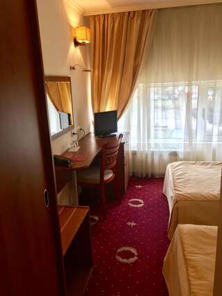 Отель Hotel Cosmos Русе Двухместный номер с 1 кроватью или 2 отдельными кроватями-7